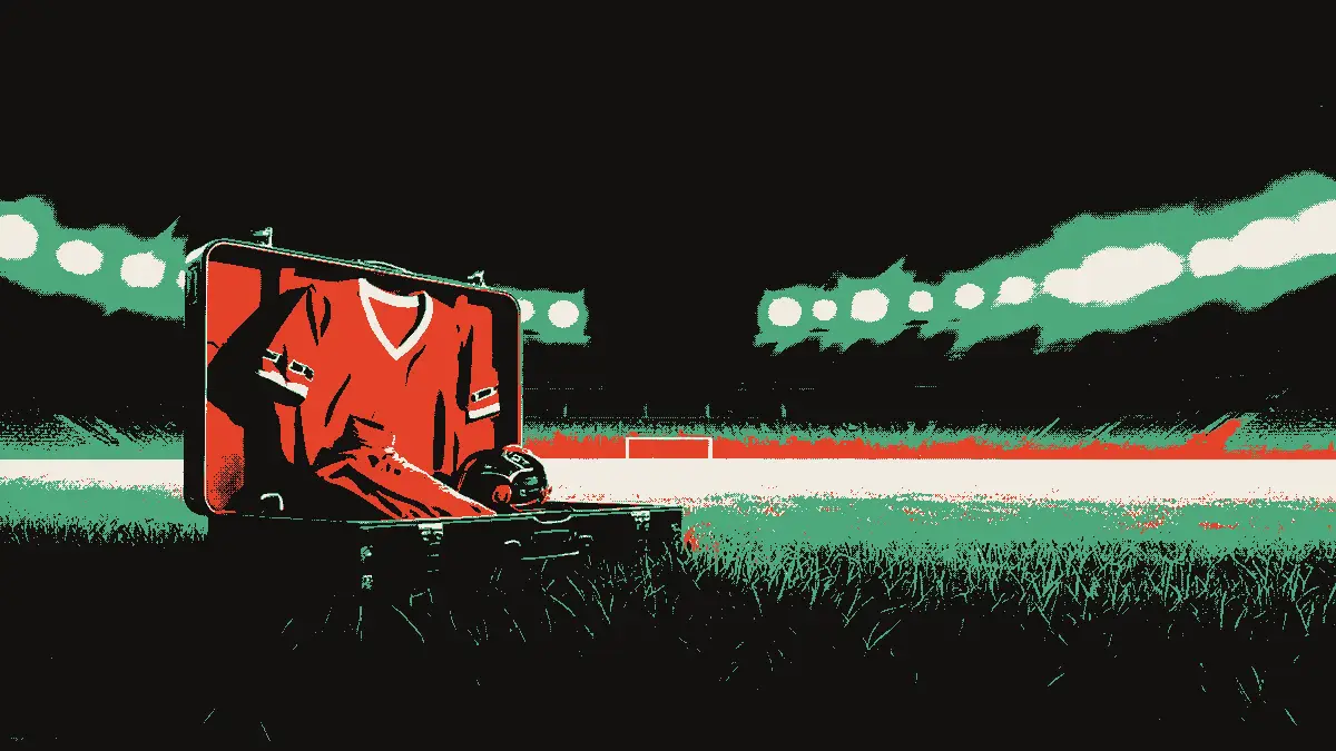 Une valise de sport ouverte sur l'herbe, contenant une chaussure de football, un sifflet et la forme vide d'un maillot, devant un tunnel de stade éclairé par des projecteurs dans la lumière du crépuscule, avec des gradins vides en arrière-plan.