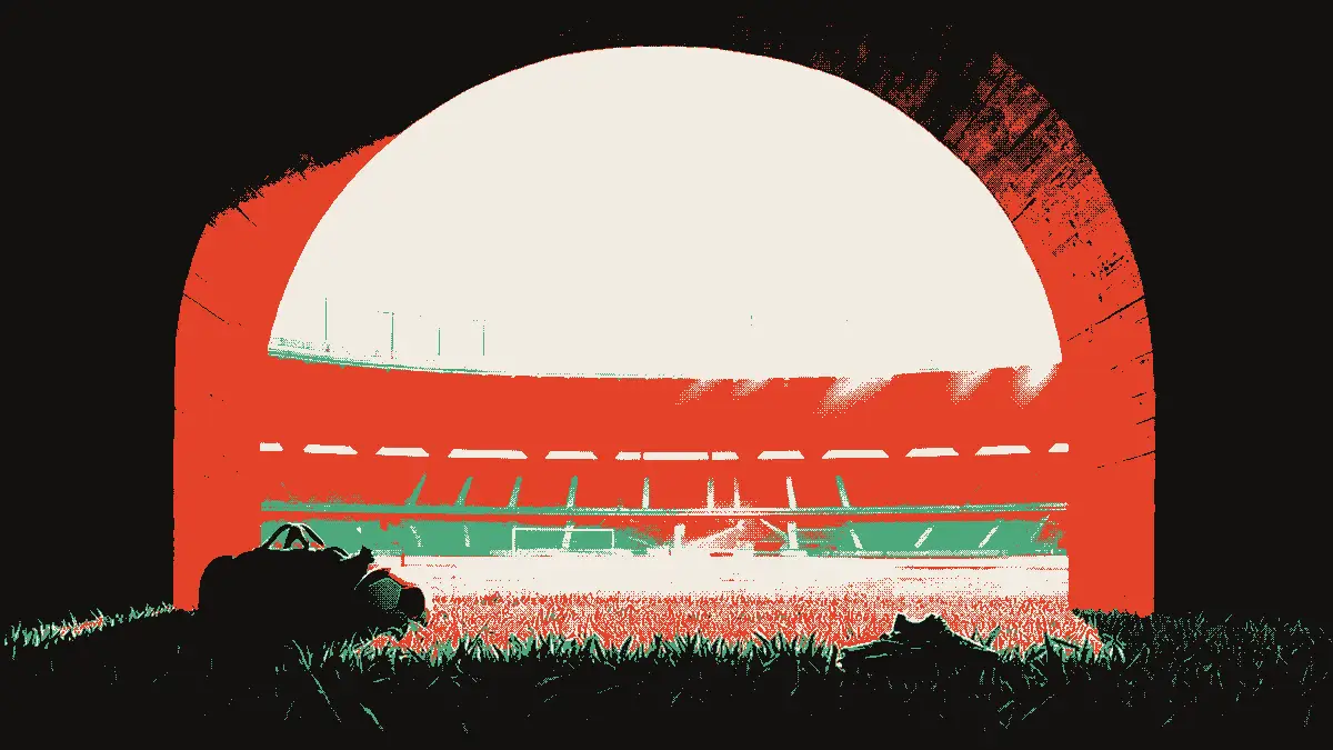Vue d'un tunnel de stade ouvert sur la lumière, avec un ballon de football posé sur l'herbe, une valise de sport et une paire de crampons à côté, des projecteurs diffusant une lueur dorée dans la brume et des gradins vides en arrière-plan, évoquant un retour.